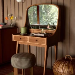 Emma Chamberlain Two-Tone Curved Wood Vanity (30")