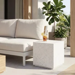 Newcastle Indoor/Outdoor Square End Table (22")
